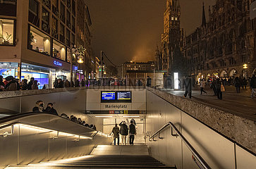 Marienplatz  U-Bahn-Eingang  Muenchen  12. November 2021 abends