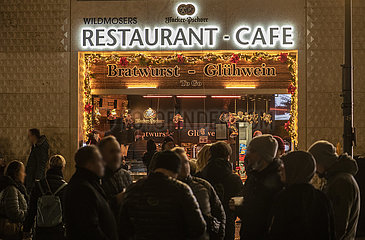Gluehwein To Go am Marienplatz  Muenchen  12. November 2021