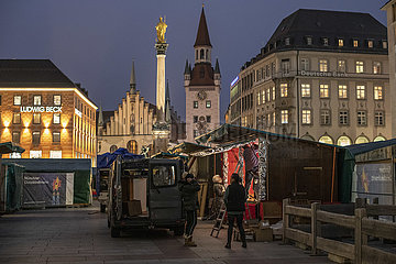 Marienplatz  Staende des Muenchner Christkindlmarkt  vor der Absage  15.November 2021