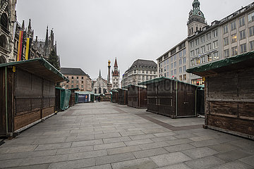 Marienplatz  Staende des Muenchner Christkindlmarkt  vor der Absage  12. November 2021