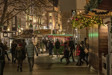 Kaufingerstrasse  viele Muenchener beim Shopping  Staende Christkindlmarkt  November 2021