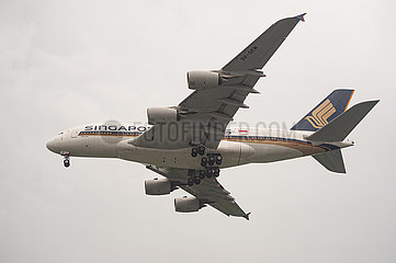 Singapur  Republik Singapur  Airbus A380 Passagierflugzeug der Singapore Airlines beim Landeanflug auf den Flughafen Changi