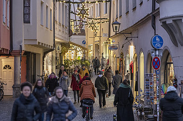 Einkaufen in der Brueckstrasse  Regensburg  November 2021