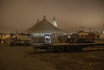Theresienwiese  Paulskirche  Tollwood-Festival Zelte nach der Absage  abends  Muenchen  21. November 2021