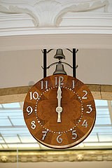 Deutschland  Bremen - Alte Uhr im frueheren Sparkassengebaeude zeigt zwoelf Uhr mittags