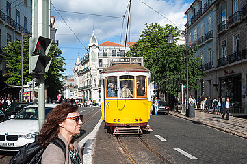 Lissabon  Portugal  Strassenszene mit traditioneller Strassenbahn im historischen Stadtzentrum