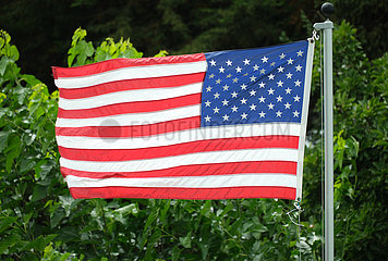 Deutschland  Bremen - amerikanische Fahne in einem Vorgarten