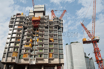 Singapur  Republik Singapur  Baustelle mit Neubau eines Wohngebaeudes und Baukraenen im Stadtzentrum