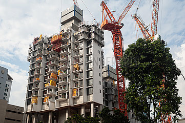 Singapur  Republik Singapur  Baustelle mit Neubau eines Wohngebaeudes und Baukraenen im Stadtzentrum
