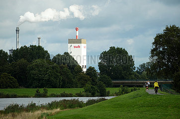 Deutschland  Bremen - Hybrid- und Heizkraftwerk Hastedt des regionalen Energieversorgers swb an der Weser  vorne der Werdersee