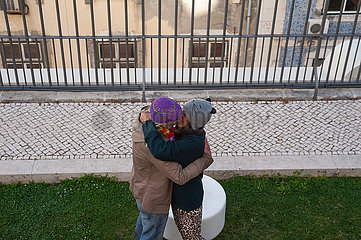 Lissabon  Portugal  Ein Liebespaar umarmt und kuesst sich auf offener Strasse