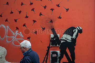 Lissabon  Portugal  Graffiti-Wandbild des Kuenstlers Adres zur Nelkenrevolution 1974