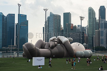 Singapur  Republik Singapur  Riesiges Pop-Art Kunstwerk des Kuenstlers Kaws auf dem Float in Marina Bay