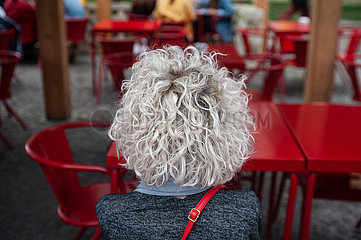 Lissabon  Portugal  Frau mit Wuschelkopf sitzt in einem Strassencafe