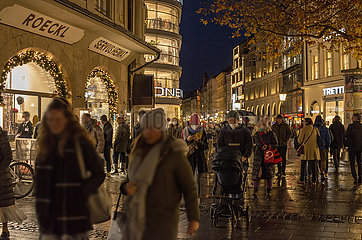 1. Adventssamstag  Sendlinger Strasse  Muenchen  27. November 2021