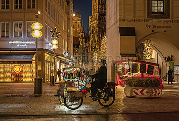 Rikschafahrerin am Marienplatz  Muenchen  29. November 2021  abends
