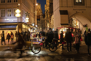 Andrang  Menschenmenge  Rikschafahrerin am Marienplatz  Muenchen  29. November 2021  abends
