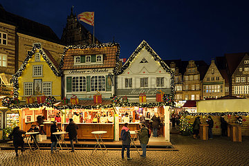 Deutschland  Bremen - Weihnachtsmarkt auf dem Marktplatz mit 2-G-Regel