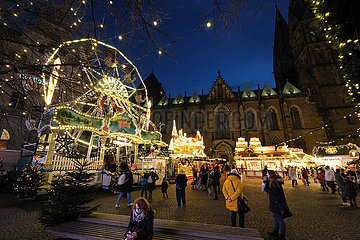 Deutschland  Bremen - Weihnachtsmarkt im Stadtzentrum mit 2G-Regel  links kleines Rieserad  hinten der St.Petri Dom