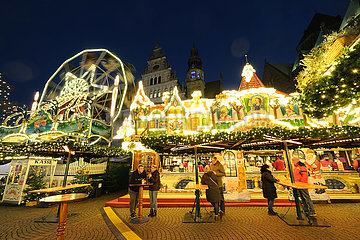 Deutschland  Bremen - Weihnachtsmarkt im Stadtzentrum mit 2G-Regel  links kleines Rieserad