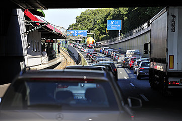Feierabendverkehr auf der Autobahn A40 in Essen