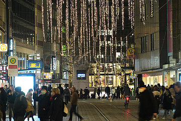 Deutschland  Bremen - Weihnachtsschmuck in der Obernstrasse in der City