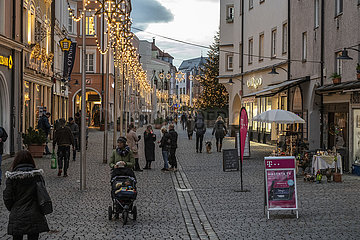 Weihnachtseinkaeufe in Rosenheim  Innenstadt  1. Dezember 2021