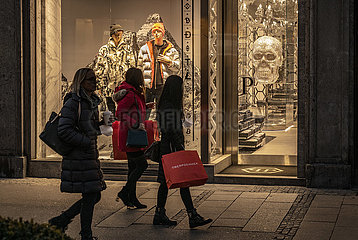 Shopping in der Theatinerstrasse  Muenchen  3. Dezember 2021