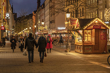 Sendlinger Straße mit Weihnachtsdekoration  Muenchen  6. Dezember 2021