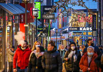 2G Weihnachtseinkaeufe  Passanten in der Essener Innenstadt in Zeiten der Coronapandemie zur Weihnachtszeit  Essen  Nordrhein-Westfalen  Deutschland