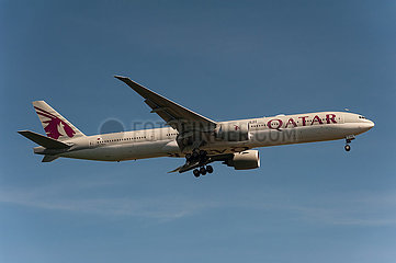 Singapur  Republik Singapur  Boeing 777-300 Passagierflugzeug der Qatar Airways im Landeanflug auf den Flughafen Changi