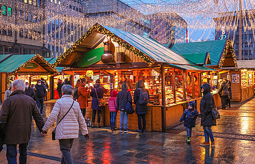 2G Weihnachtsmarkt in Zeiten der Coronapandemie  Essen  Nordrhein-Westfalen  Deutschland