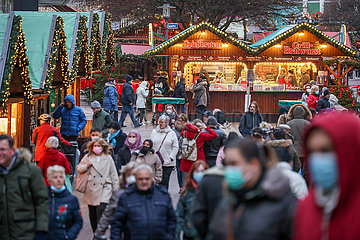 2G Weihnachtsmarkt in Zeiten der Coronapandemie  Essen  Nordrhein-Westfalen  Deutschland