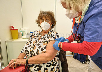Deutschland  Bremen - Impfung mit Moderna im neuen Impfzentrum fuer Corona-Booster-Impfungen und letzte Ungeimpfte im frueheren Sparkassengebaeude