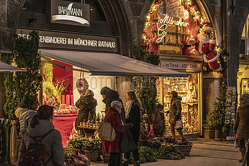 Weihnachtseinkaeufe am Marienplatz  3. Dezember 2021