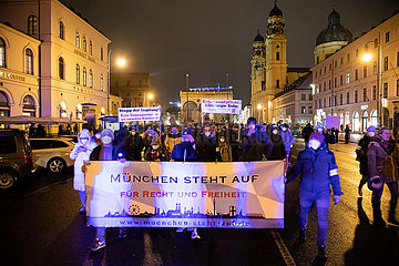 Mindestens 1600 Querdenker*innen demonstrieren in München