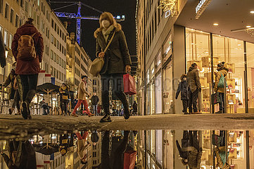 Weihnachtseinkaeufe in Muenchen  Innenstadt  9. Dezember 2021