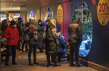 Weihnachtseinkäufe  3. Adventssamstag  Schaufenster Galeria Kaufhof am Marienplatz  München  11. Dezember 2021