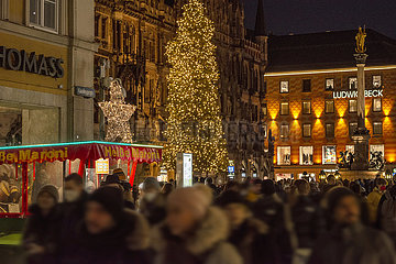 3. Adventssamstag  Marienplatz mit Weihnachtsbaum  11. Dezember 2021