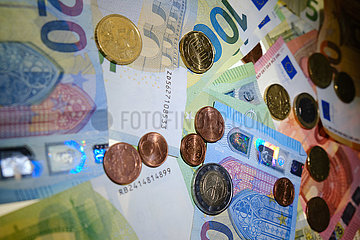 Deutschland  Bremen - Eurobanknoten und Centmuenzen