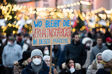 4500 demonstrieren gegen Corona Maßnahmen in Salzburg