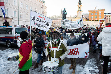 4500 demonstrieren gegen Corona Maßnahmen in Salzburg