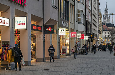 Sendlinger Strasse  wenige Menschen beim Einkaufen  München  6. Dezember 2021