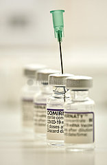 Deutschland  Bremen - Ampullen des Corona-Impfstoffs Corminaty von Pfizer-BioNTech