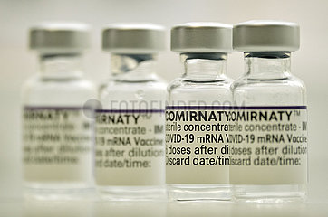Deutschland  Bremen - Ampullen des Corona-Impfstoffs Corminaty von Pfizer-BioNTech