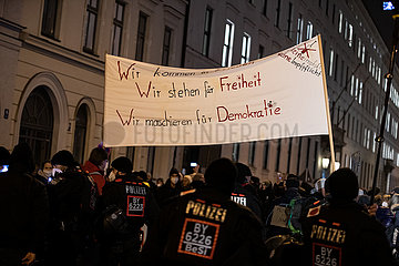Tausende bei Querdenken Demo in München