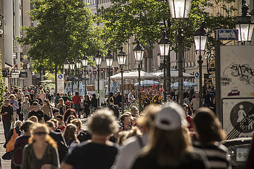 Sendlinger Straße  Einkaufsstrasse  viele Münchener geniessen den Sommertag  August 2021