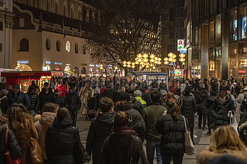 Weihnachtseinkäufe  4. Adventssamstag  München  Innenstadt  18. Dezember 2021