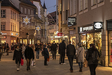 Weihnachtseinkäufe in der Augsburger Innenstadt  21. Dezember 2021 nachmittags