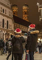 zwei Münchener mit Nikolausmützen beim Stadtbummel  4. Adventssamstag  18. Dezember 2021